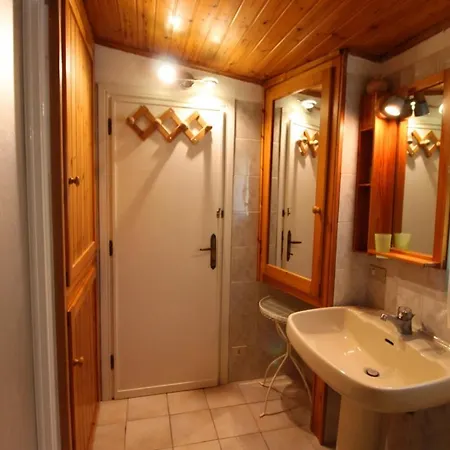 Perelli Sleeps 5 Pool Air Con Wifi